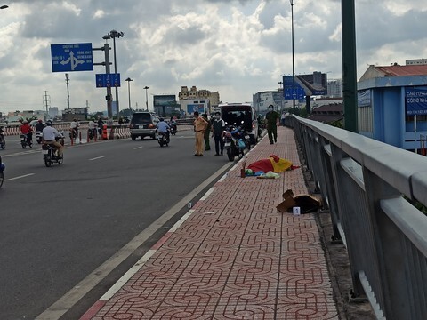 Vụ người đàn ông đội mũ tài xế công nghệ gục chết trên cầu Bình Lợi: Xuất hiện vật lạ tại hiện trường