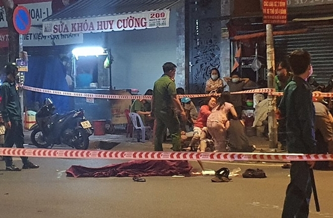 Vụ người đàn ông tử vong bên cạnh xe máy ở TP.HCM: Vợ khóc ngất bên thi thể chồng