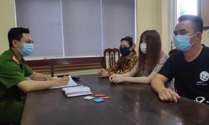 Vụ bắt quả tang 2 cặp nam nữ đang mua bán dâm ở quán cafe thư giãn 888: Thu giữ 9 bao cao su