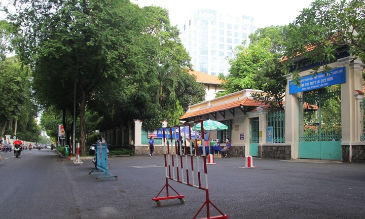 Thí sinh TP.HCM ngất xỉu khi dự thi tốt nghiệp THPT môn Văn có kết quả xét nghiệm dương tính COVID-19