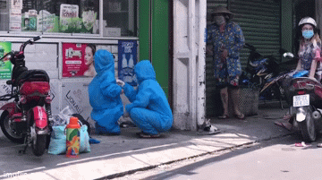 Video: Bà nội đứng từ xa khóc, nhìn cháu đi cách ly