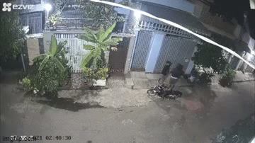 Clip: Căn nhà 2 lần bị trộm đột nhập, chủ nhà bấm nút báo động từ xa khiến kẻ gian cuống cuồng bỏ chạy