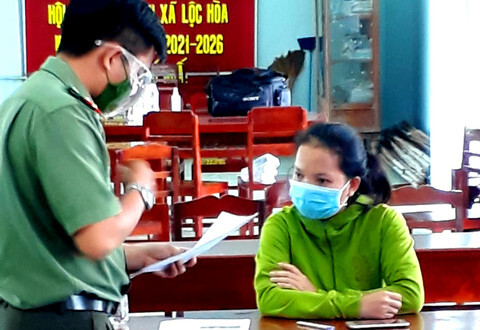 Dùng Facebook mang tên chồng đăng bài viết 