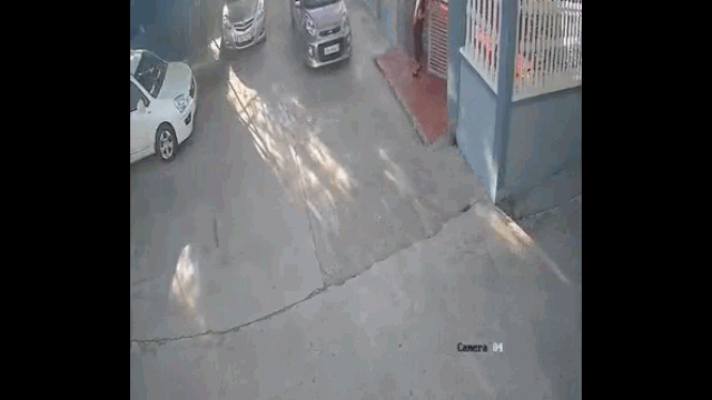 Video: Bị ô tô tông trực diện, người phụ nữ bay qua nắp capo như phim hành động