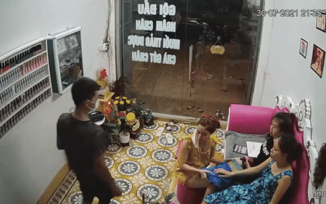 Video: Bị thanh niên lạ sàm sỡ, nữ chủ quán la hét thất thanh