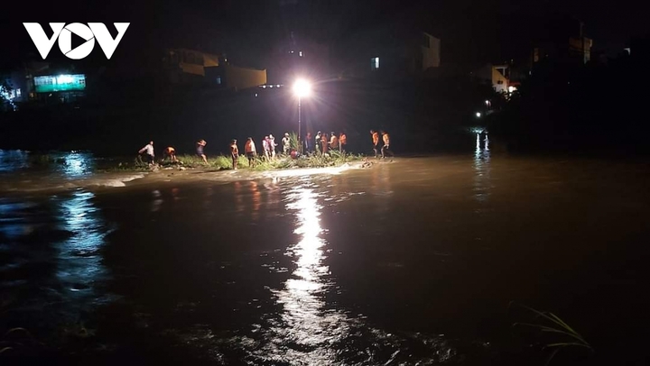 Vụ học sinh lớp 8 bị cuốn trôi trên sông Cầu: Tìm thấy thi thể cách hiện trường 10km