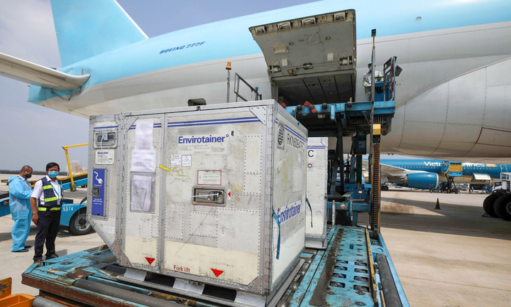 Gần 600.000 liều vaccine ngừa COVID-19 AstraZeneca về đến sân bay Tân Sơn Nhất