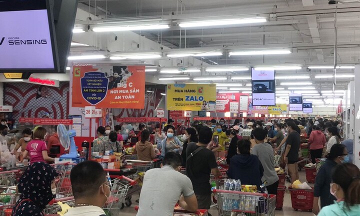 Người dân Đà Nẵng bất ngờ đổ xô đi mua thực phẩm tích trữ