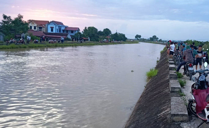 Tìm thấy thi thể thanh niên 20 tuổi và bé trai trên sông Nông Giang