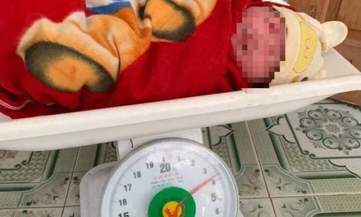 Bé gái sơ sinh 2 ngày tuổi bị bỏ rơi ở khe cột điện tại Hải Phòng