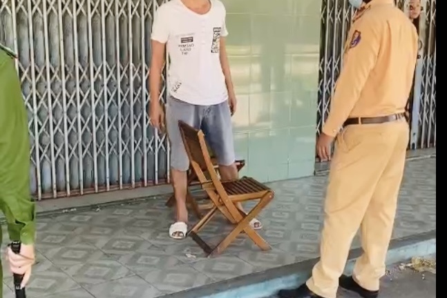 Quá khứ cộm cán của người đàn ông vác ghế đánh công an khi bị nhắc đeo khẩu trang ở Đà Nẵng