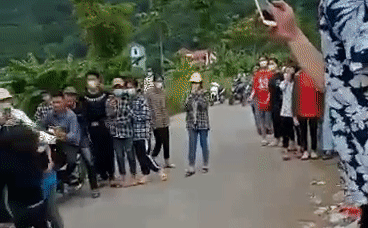 Điều tra vụ nhóm nữ sinh lao vào 