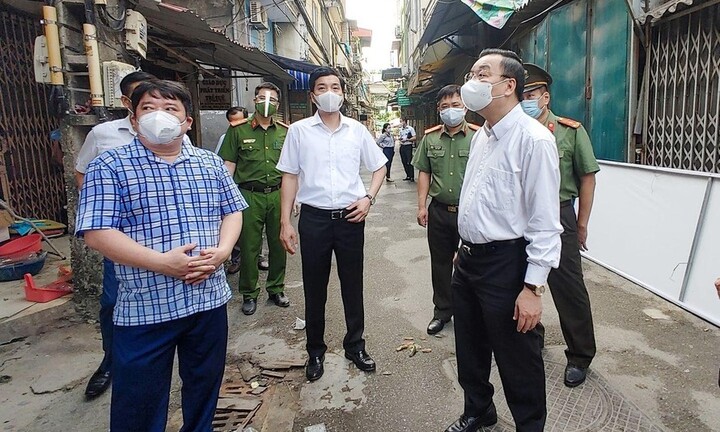Chủ tịch Hà Nội Chu Ngọc Anh thị sát điểm nóng COVID-19 nguy cơ nhất Thủ đô hiện nay
