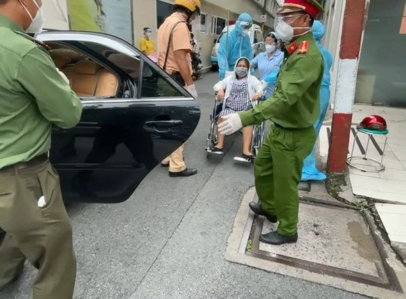 Thai phụ 37 tuần bị tai nạn văng xuống đường, CSGT nhanh chóng dùng xe ô tô đưa đi cấp cứu