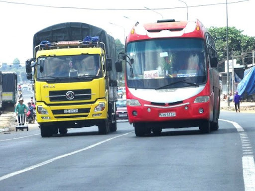 Vượt xe không đúng quy định có thể bị phạt đến 12 triệu đồng