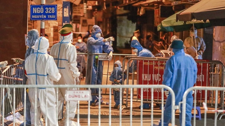 Hà Nội: 2 vợ chồng bị hắt hơi, xét nghiệm dương tính SARS-CoV-2