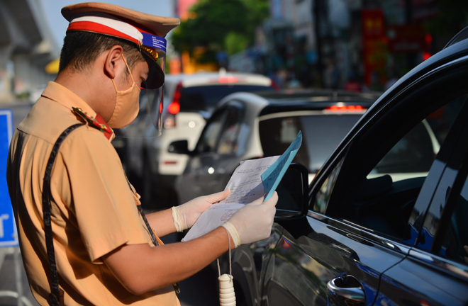 Thủ tướng yêu cầu Hà Nội điều chỉnh bất cập trong việc cấp giấy đi đường