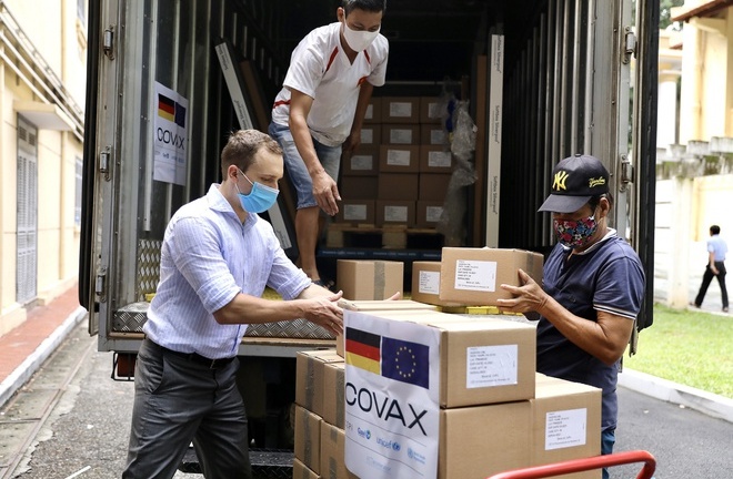 Hơn 850.000 liều vắc xin AstraZeneca ngừa COVID-19 do Đức hỗ trợ về đến Việt Nam