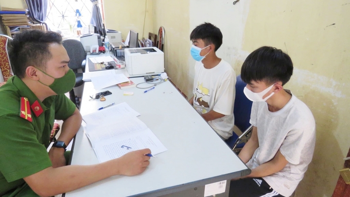 Học sinh lớp 9 cầm dao phóng lợn diễu phố để 