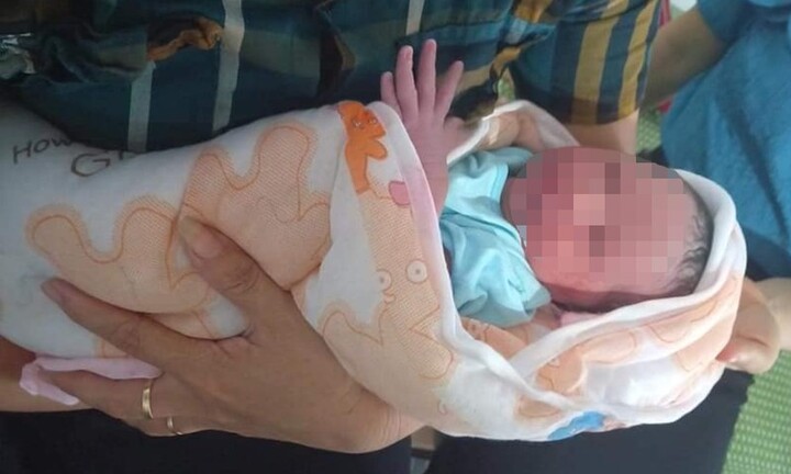 Rùng mình phát hiện bé trai sơ sinh trong túi bóng đen, kiến bu đầy người