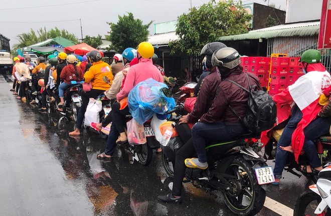 Hàng trăm người dân chạy xe máy về quê, CSGT Sóc Trăng cử lực lượng dẫn đường