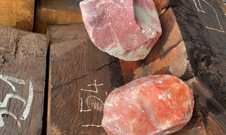 Chiếc xe container bí ẩn chứa đá quý và gỗ trị giá gần 30 tỷ đồng ở Quảng Trị