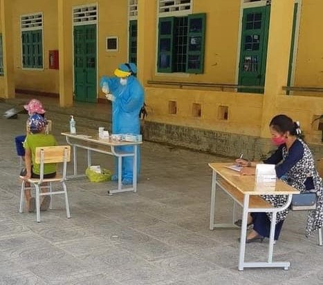 Quảng Trị: Gần 100 học sinh, giáo viên phải ngủ qua đêm tại trường chờ kết quả xét nghiệm COVID-19