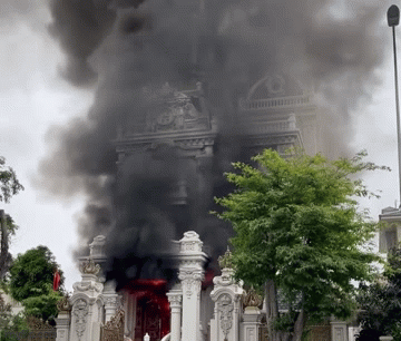 Biệt thự triệu đô của đại gia ở Quảng Ninh bốc cháy ngùn ngụt