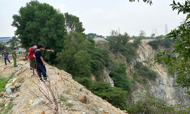 Vụ người đàn ông chết bất thường dưới hầm đá sâu 100m: Bay flycam dò đường kéo thi thể