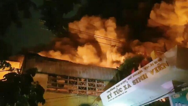 Cháy dữ dội sát ký túc xá ĐH Sư phạm TP.HCM, sinh viên ôm tài sản tháo chạy lúc nửa đêm