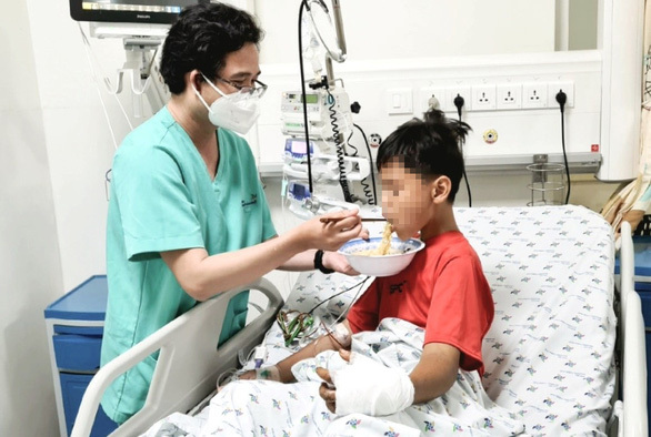 Bị rắn độc cắn, bé trai 13 tuổi nguy kịch vì tin lời thầy lang