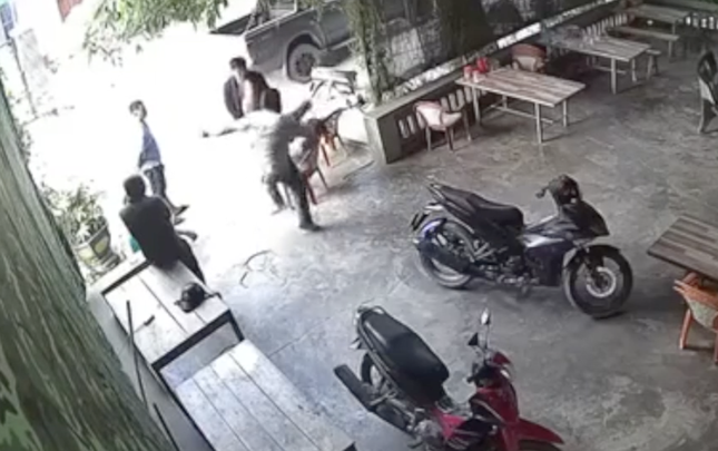 Vụ clip chủ nhà bị 2 người lạ 