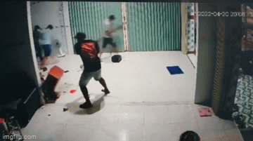 Vụ gần 20 côn đồ mang kiếm, mã tấu đập phá nhà dân: Camera ghi được gì?