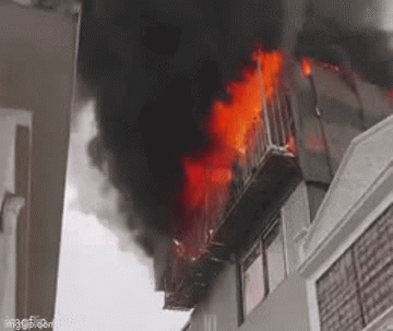 Hà Nội: Căn nhà 5 tầng bốc cháy ngùn ngụt lúc sáng sớm