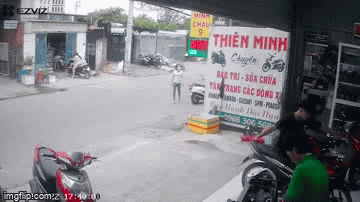 Xác minh clip 2 thanh niên giật dây chuyền, xịt hơi cay người dân để tẩu thoát