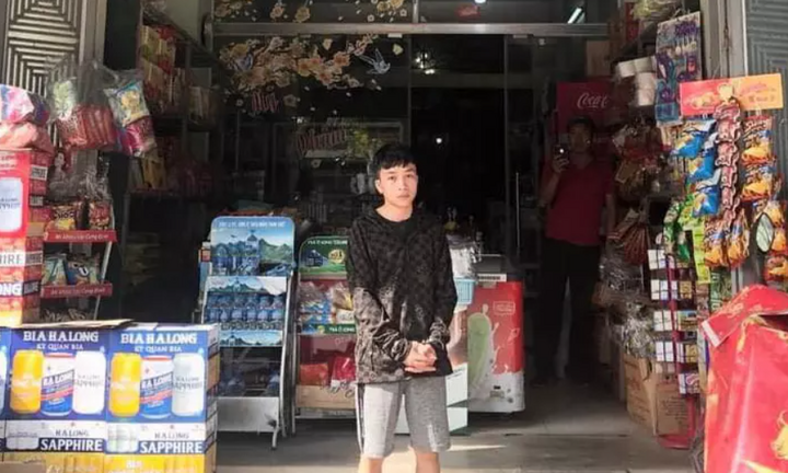 Thua bạc 100 triệu đồng, thanh niên 22 tuổi dùng dao uy hiếp chủ tiệm tạp hóa cướp tiền