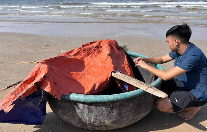 Phát hiện thi thể ngư dân trong thuyền thúng trên bãi biển