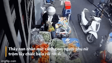 Video: Dừng xe mua rau, cô gái trẻ bị trộm balo chứa laptop, điện thoại trị giá 35 triệu đồng