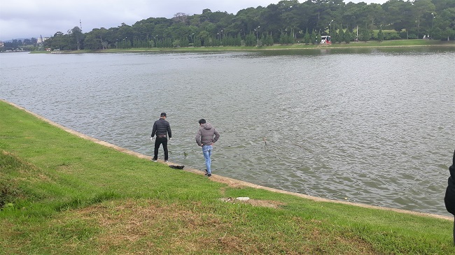 Phát hiện thi thể cô gái dưới hồ Xuân Hương