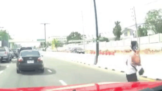 Video: Nghe điện thoại khi sang đường, cô gái bị ô tô hất lên không trung