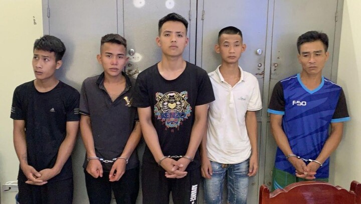 Vụ ngồi hóng mát bị cướp dí dao vào cổ: Lộ diện nhóm nghi nhạm