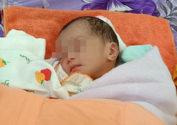 Bé gái sơ sinh bị bỏ rơi trước trang trại ở Phú Yên