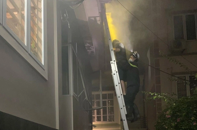 Hà Nội: Cảnh sát giải cứu 4 người mắc kẹt trong đám cháy lúc rạng sáng