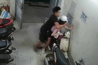 Vụ cô gái trẻ bị sàm sỡ giữa đêm ở Hà Nội: Ai là người phát tán clip?