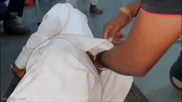 Video: Rùng mình cảnh rắn độc chui vào áo người đàn ông ở Ấn Độ