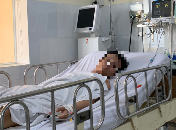 Uống rượu không rõ nguồn gốc, 2 sinh viên tử vong, 6 người nhập viện