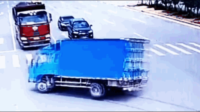 Video: Thót tim cảnh thanh niên suýt bị xe tải chèn qua người