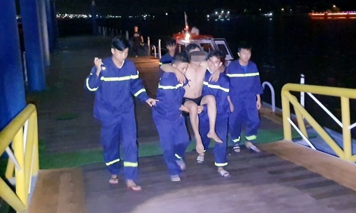 Bỏ lại xe máy, người đàn ông 32 tuổi nhảy xuống sông Tiền