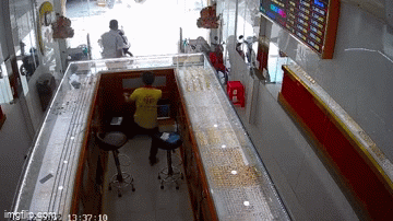 Vụ nghi cướp tiệm vàng ở TP.HCM: Camera tiết lộ màn 