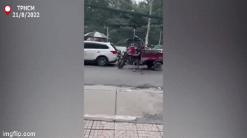 Vụ tài xế xe ben cầm mã tấu chém liên tiếp xe ba gác ở TP.HCM: Camera ghi gì?